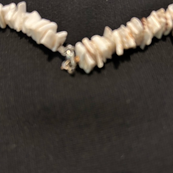 Pre-loved Bright White Puka Shell choker. Unbranded. - Picture 4 of 6